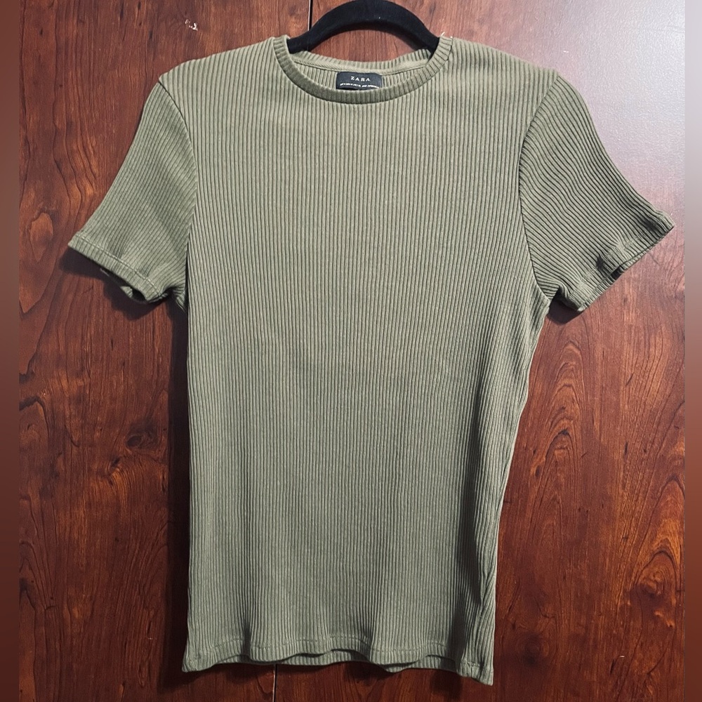 Zara Men's Short Sleeve Ribbed Tee in Olive